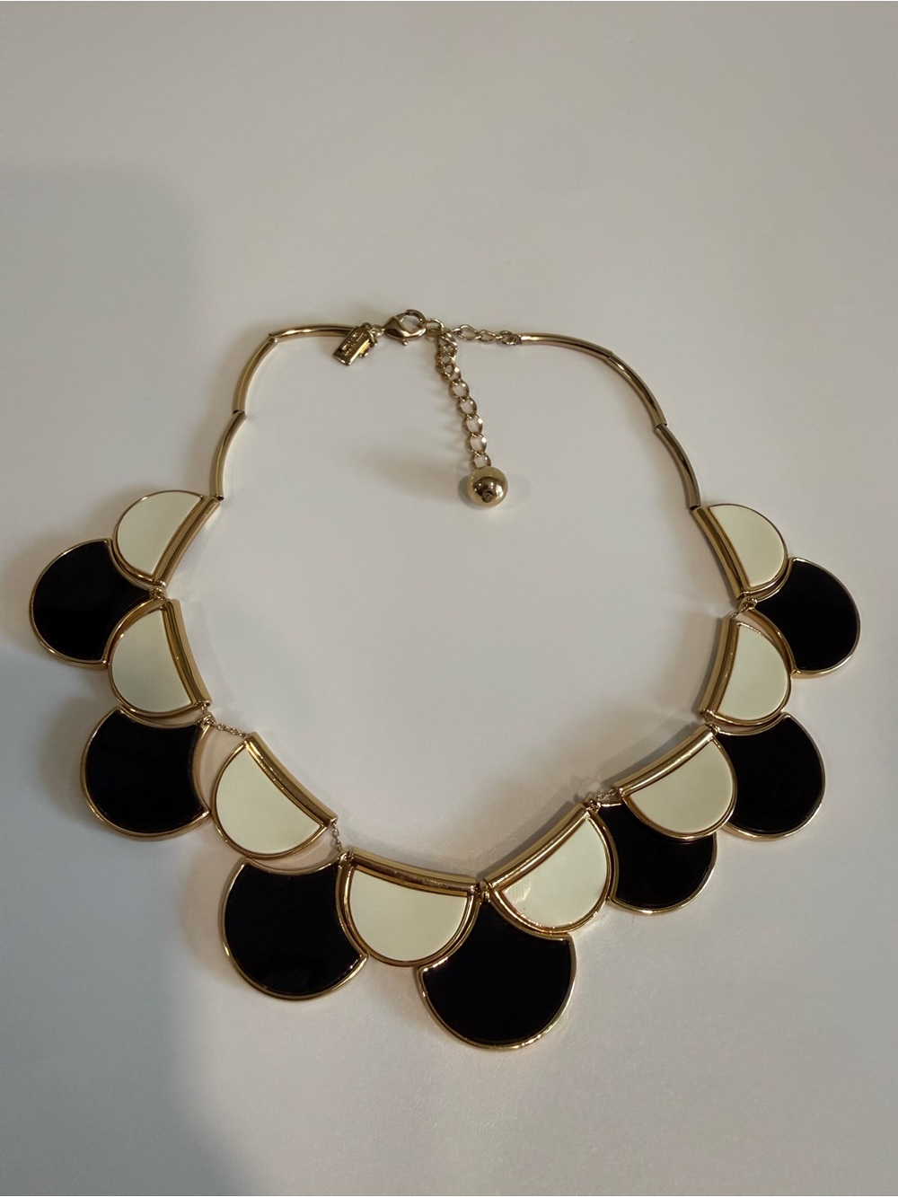 KATE SPADE NEW YORK RESIN SWEETHEART
SCALLOPS COLLAR NECKLACE